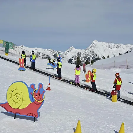 Cozy Near Area In דירה